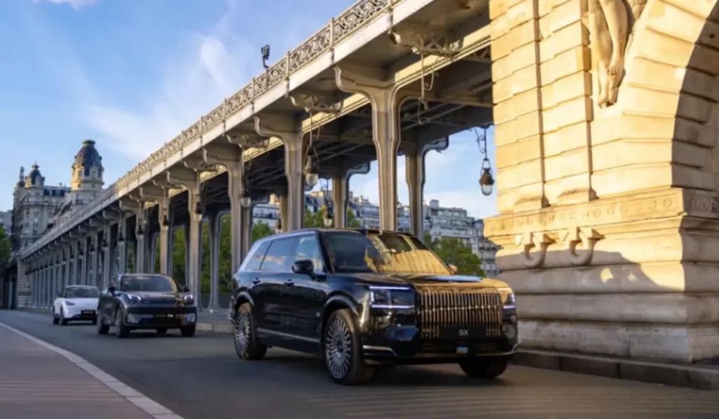 Vehículos de las marcas de Geely Holding Group circulando en caravana por un puente urbano en Europa.