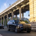 Vehículos de las marcas de Geely Holding Group circulando en caravana por un puente urbano en Europa.