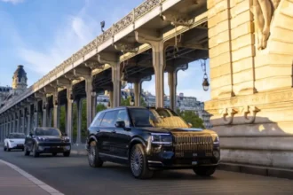 Vehículos de las marcas de Geely Holding Group circulando en caravana por un puente urbano en Europa.