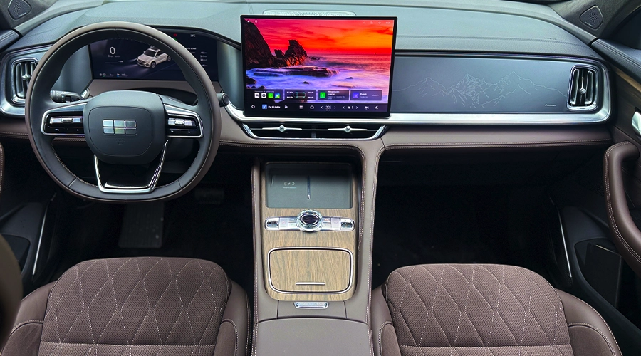Geely Monjaro EM-i 2027: interior y tecnología de la versión GF Interior de la Geely Monjaro EM-i GF 2027 con tablero digital, pantalla central y asientos de tapicería café.