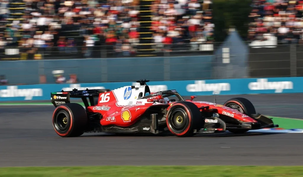 Monoplaza Ferrari número 16 de Charles Leclerc circulando a alta velocidad en el Autódromo Hermanos Rodríguez.