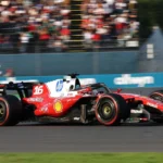 Monoplaza Ferrari número 16 de Charles Leclerc circulando a alta velocidad en el Autódromo Hermanos Rodríguez.