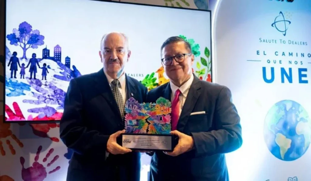 Ejecutivos sosteniendo el reconocimiento del programa Salute to Dealers 2026 de Ford de México.