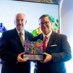 Ejecutivos sosteniendo el reconocimiento del programa Salute to Dealers 2026 de Ford de México.