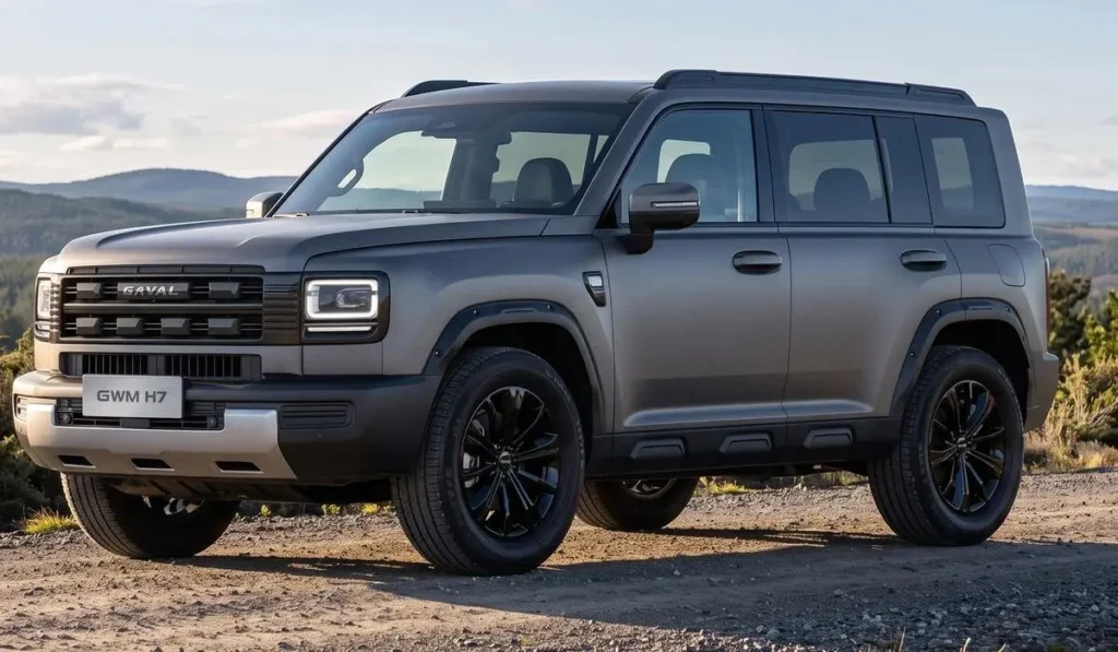 SUV GWM H7 en color gris mate con diseño boxy, tracción integral AWD y rines de aluminio negros de 19 pulgadas sobre camino de tierra.