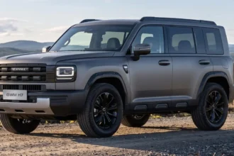 SUV GWM H7 en color gris mate con diseño boxy, tracción integral AWD y rines de aluminio negros de 19 pulgadas sobre camino de tierra.