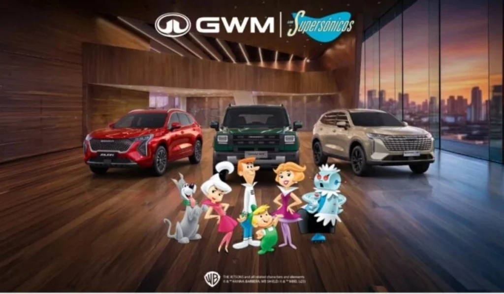 Arte publicitario de la alianza entre GWM y Los Supersónicos con vehículos de la marca y los personajes animados en un showroom moderno.