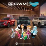 Arte publicitario de la alianza entre GWM y Los Supersónicos con vehículos de la marca y los personajes animados en un showroom moderno.