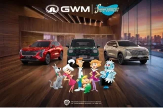 Arte publicitario de la alianza entre GWM y Los Supersónicos con vehículos de la marca y los personajes animados en un showroom moderno.