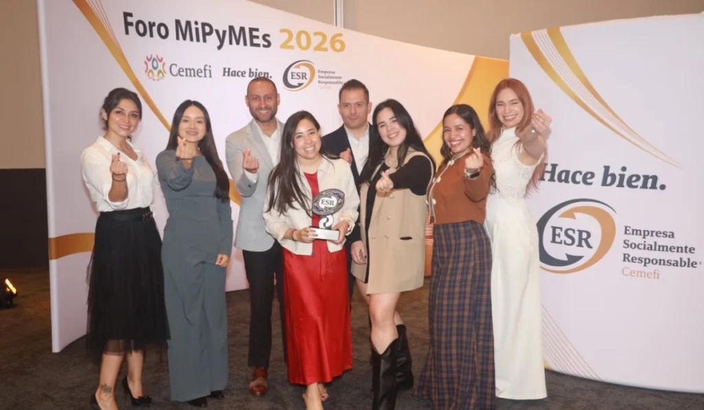 Equipo de colaboradores de Hyundai Motor de México posando con el reconocimiento del Distintivo Empresa Socialmente Responsable (ESR) otorgado por Cemefi.