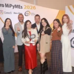 Equipo de colaboradores de Hyundai Motor de México posando con el reconocimiento del Distintivo Empresa Socialmente Responsable (ESR) otorgado por Cemefi.