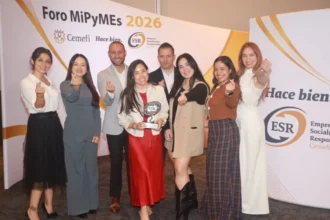Equipo de colaboradores de Hyundai Motor de México posando con el reconocimiento del Distintivo Empresa Socialmente Responsable (ESR) otorgado por Cemefi.