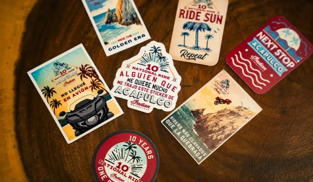 Calcomanías y stickers conmemorativos de la décima edición del Indian Motorcycle National Ride en Acapulco.