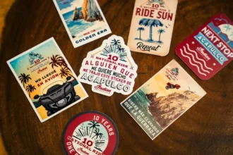 Calcomanías y stickers conmemorativos de la décima edición del Indian Motorcycle National Ride en Acapulco.
