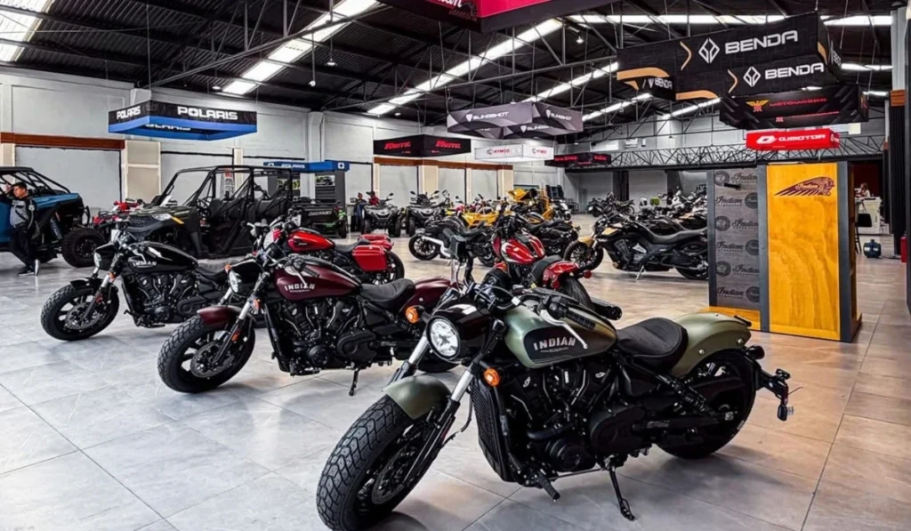 Exhibición de motocicletas Indian Motorcycle dentro de una de las nuevas sucursales en el Valle de México.