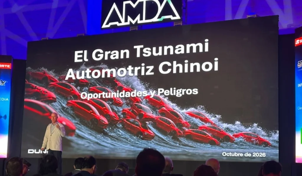 Michael Dunne presentando la conferencia El Gran Tsunami Automotriz Chino Oportunidades y Peligros en el Foro Automotor AMDA 2026