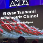 Michael Dunne presentando la conferencia El Gran Tsunami Automotriz Chino Oportunidades y Peligros en el Foro Automotor AMDA 2026