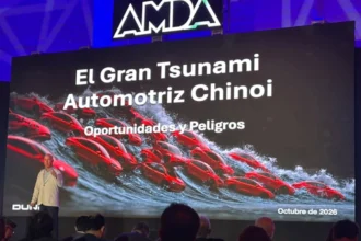 Michael Dunne presentando la conferencia El Gran Tsunami Automotriz Chino Oportunidades y Peligros en el Foro Automotor AMDA 2026