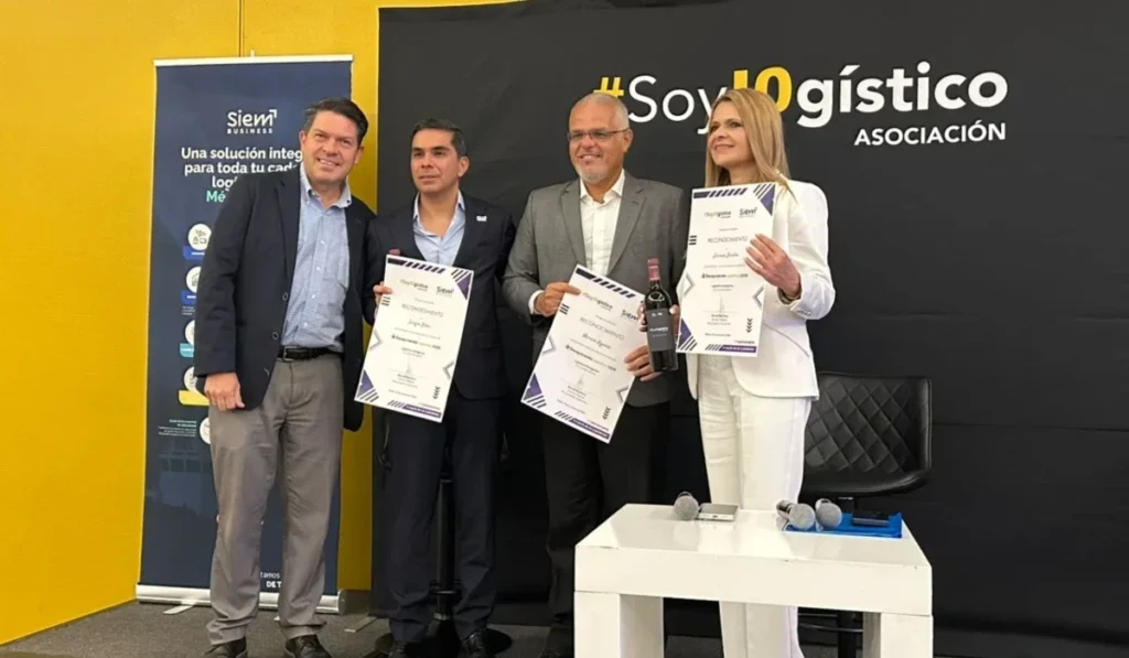 Ponentes del panel de logística e inteligencia artificial recibiendo reconocimientos de Soy Logístico Asociación.