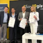 Ponentes del panel de logística e inteligencia artificial recibiendo reconocimientos de Soy Logístico Asociación.