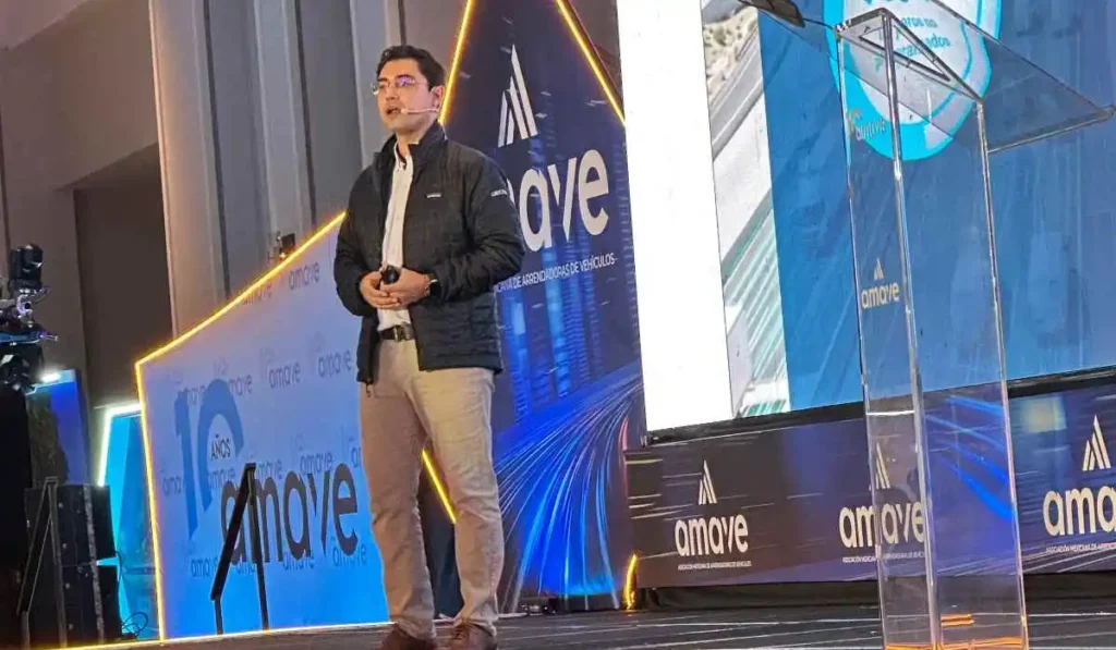 Jonathan Solís, director de Nuevos Negocios para América Latina de Geotab, durante su ponencia sobre inteligencia artificial en el 10° Foro AMAVe.