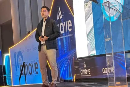 Jonathan Solís, director de Nuevos Negocios para América Latina de Geotab, durante su ponencia sobre inteligencia artificial en el 10° Foro AMAVe.