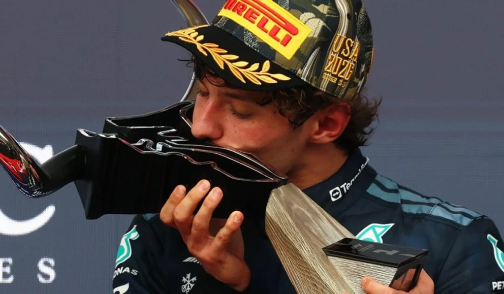 Kimi Antonelli besando el trofeo de primer lugar tras ganar el Gran Premio de Estados Unidos 2026 con Mercedes AMG F1.