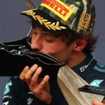 Kimi Antonelli besando el trofeo de primer lugar tras ganar el Gran Premio de Estados Unidos 2026 con Mercedes AMG F1.