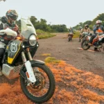 Motociclistas de aventura de la Comunidad Naranja KTM haciendo una parada en carretera durante la travesía de Veracruz a Acapulco.