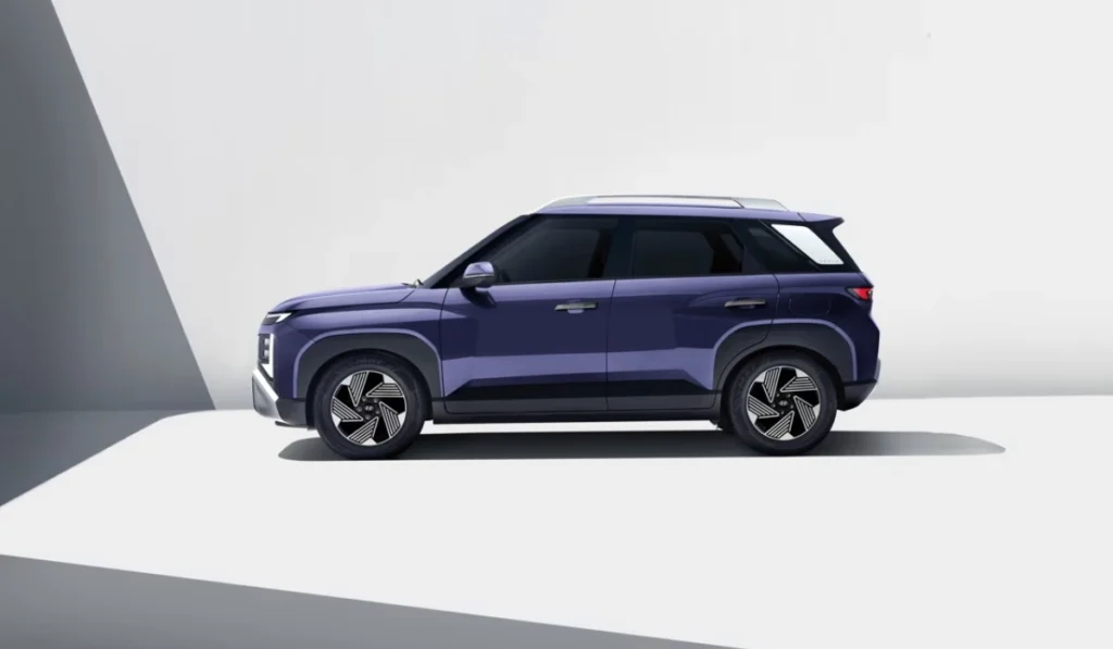 Vista lateral de la nueva SUV subcompacta Hyundai VENUE en tono morado mostrada en estudio.