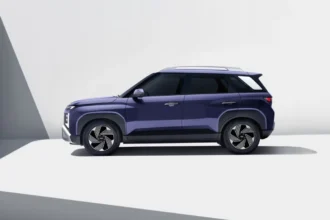 Vista lateral de la nueva SUV subcompacta Hyundai VENUE en tono morado mostrada en estudio.