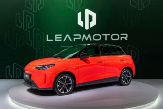 Hatchback eléctrico Leapmotor B03 en color naranja exhibido sobre plataforma giratoria durante el Salón del Automóvil de París 2026.