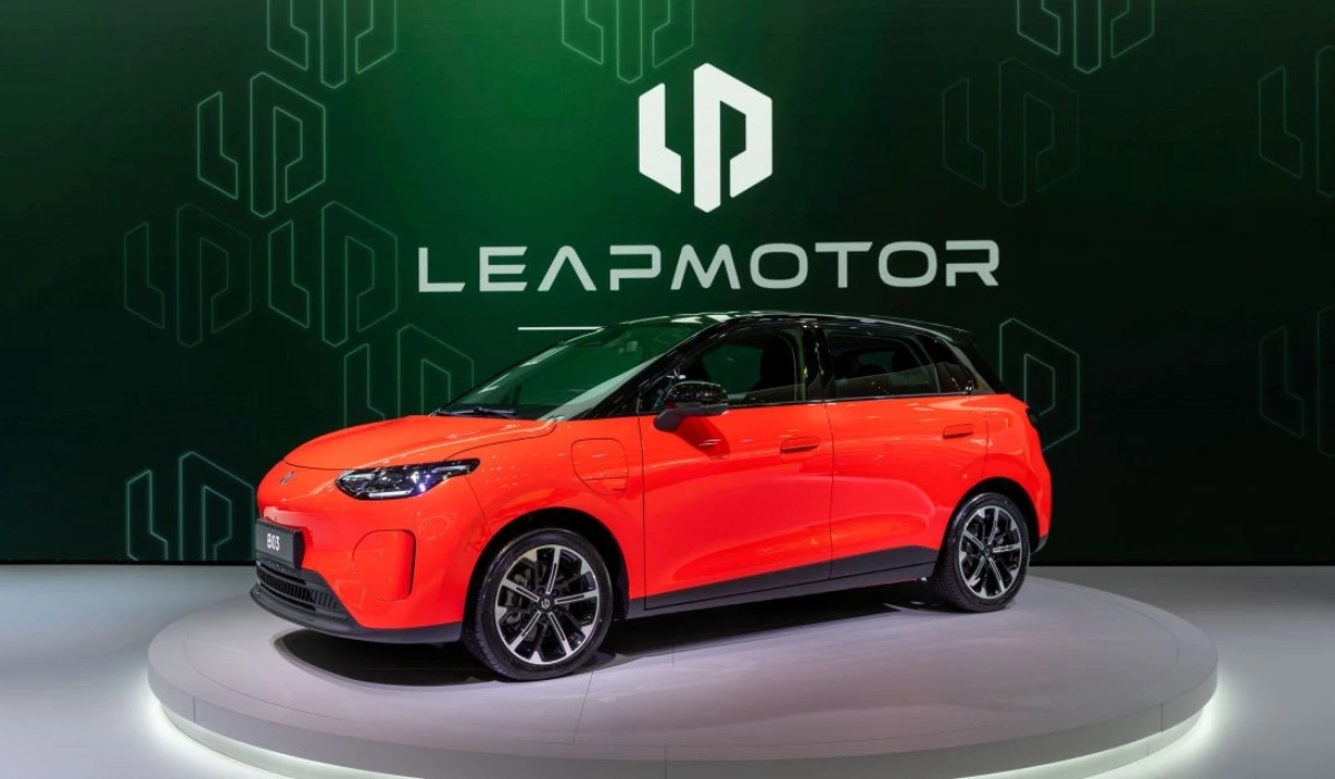 Hatchback eléctrico Leapmotor B03 en color naranja exhibido sobre plataforma giratoria durante el Salón del Automóvil de París 2026.