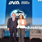 Marcela Barreiro, CEO de Daimler Truck México, recibió el Premio a Ejecutiva del Año en vehículos pesados.