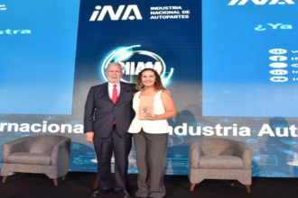 Marcela Barreiro, CEO de Daimler Truck México, recibió el Premio a Ejecutiva del Año en vehículos pesados.