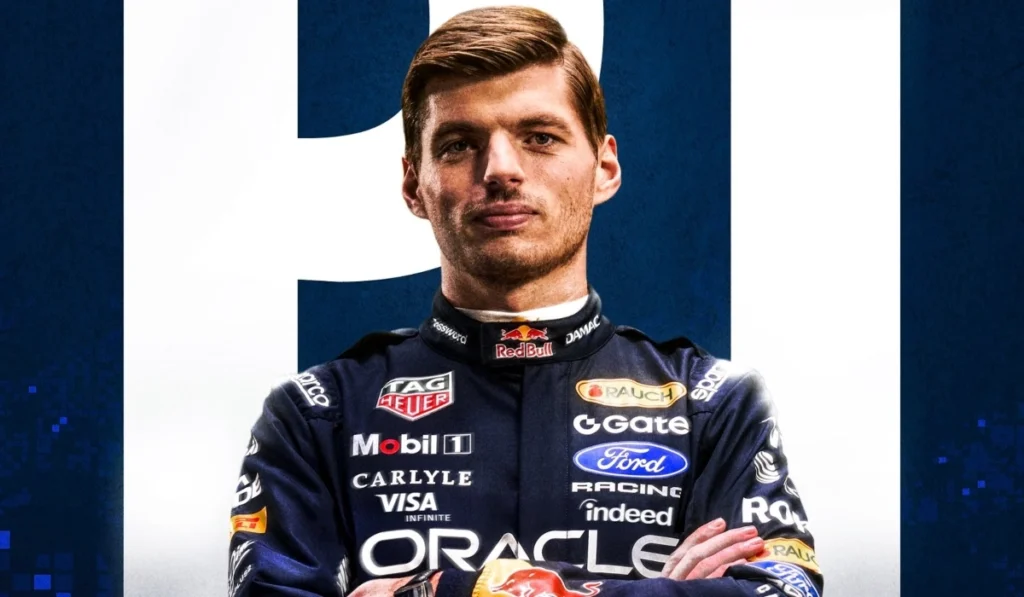 Max Verstappen con el mono de carreras de Red Bull Racing celebrando su primer triunfo en el Gran Premio de Singapur.