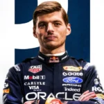 Max Verstappen con el mono de carreras de Red Bull Racing celebrando su primer triunfo en el Gran Premio de Singapur.