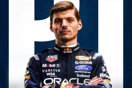 Max Verstappen con el mono de carreras de Red Bull Racing celebrando su primer triunfo en el Gran Premio de Singapur.