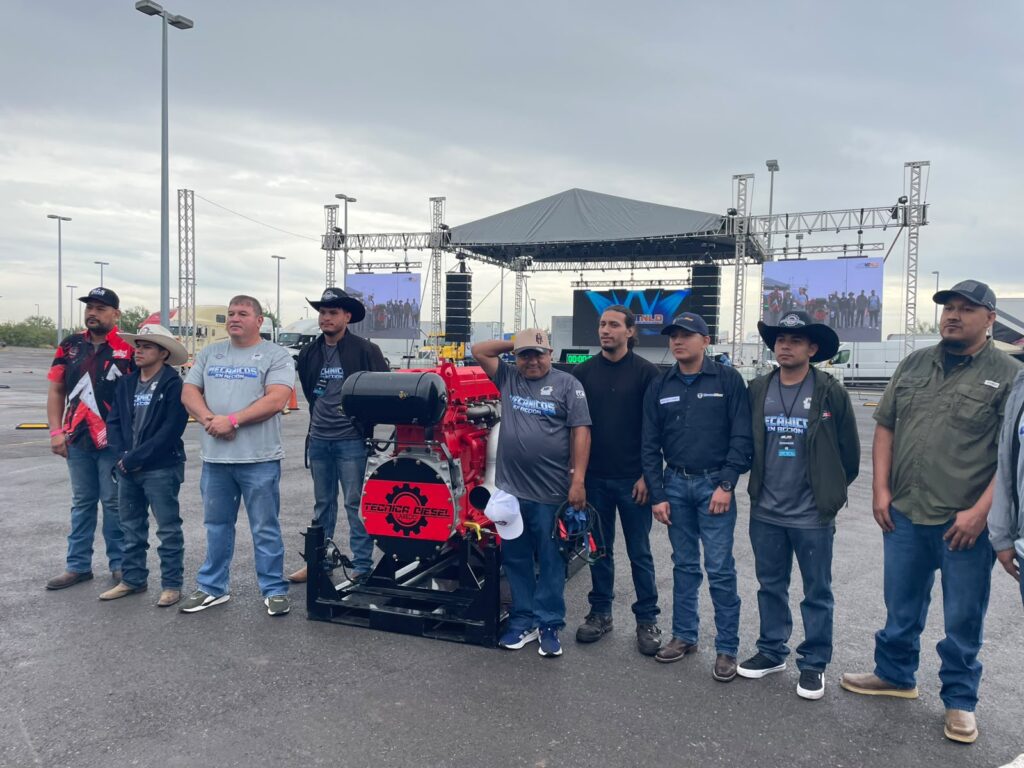 Mécanicos de Técnica Diesel durante la competencia Mecánicos en Acción.