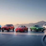 Gama de vehículos de MG Motor expuestos frente a un paisaje montañoso como parte de su crecimiento en ventas durante 2026.
