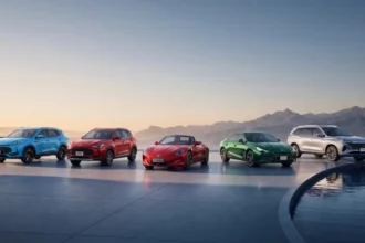 Gama de vehículos de MG Motor expuestos frente a un paisaje montañoso como parte de su crecimiento en ventas durante 2026.