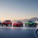 Gama completa de vehículos MG Motor en México alineados con montañas de fondo en celebración de su sexto aniversario.