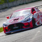 Auto de carreras número 1 de MG Racing Team conducido por Emiliano Richards en la pista de la Súper Copa Roshfrans.