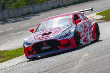 Auto de carreras número 1 de MG Racing Team conducido por Emiliano Richards en la pista de la Súper Copa Roshfrans.
