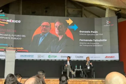 Especialistas durante el panel sobre financiamiento y futuro del transporte público en el foro de movilidad en México.