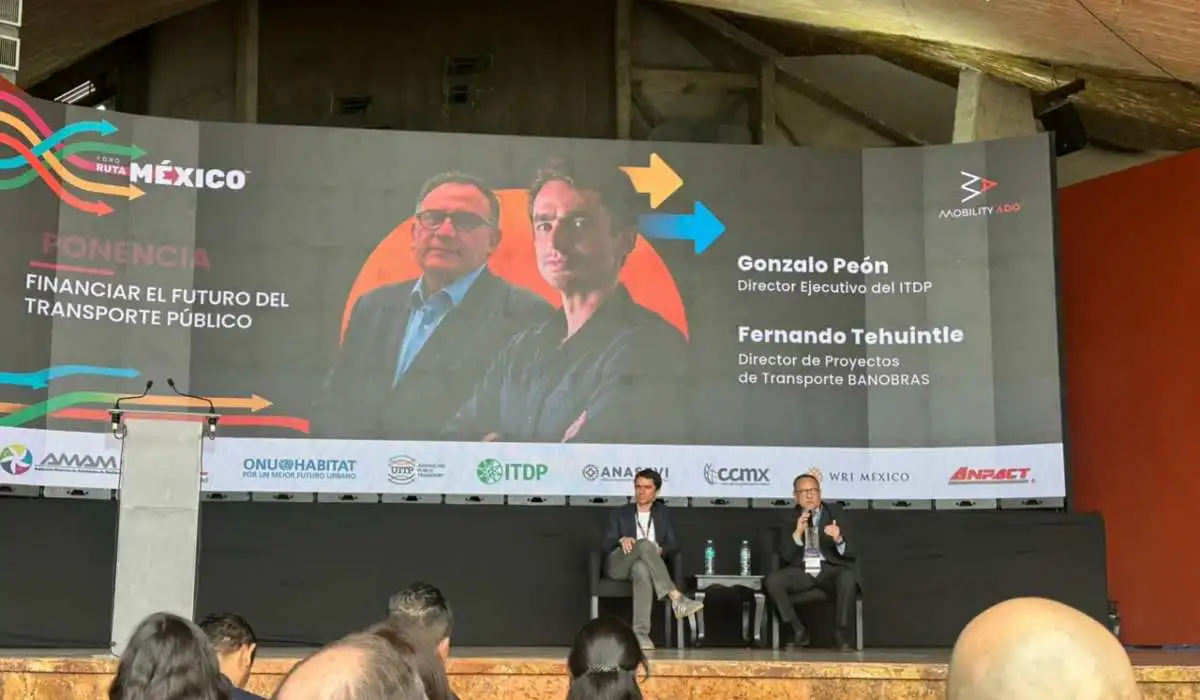 Especialistas durante el panel sobre financiamiento y futuro del transporte público en el foro de movilidad en México.