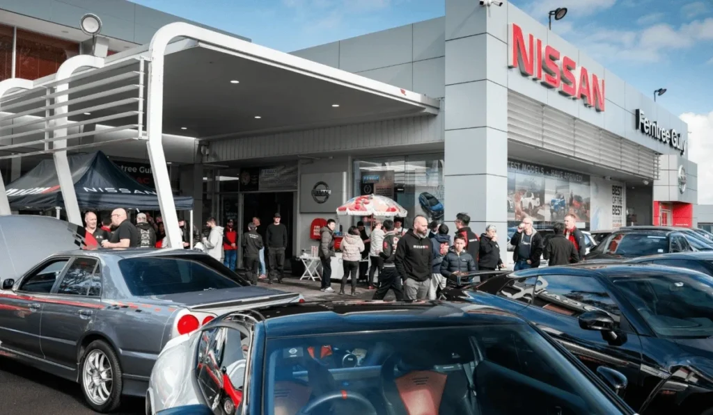 Aficionados y vehículos deportivos Nissan reunidos durante la inauguración del centro de desempeño NISMO en Ferntree Gully Nissan en Melbourne, Australia.