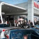 Aficionados y vehículos deportivos Nissan reunidos durante la inauguración del centro de desempeño NISMO en Ferntree Gully Nissan en Melbourne, Australia.