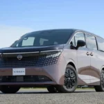 Minivan Nissan Elgrand de nueva generación en color bitono estacionada sobre una pista de pruebas.