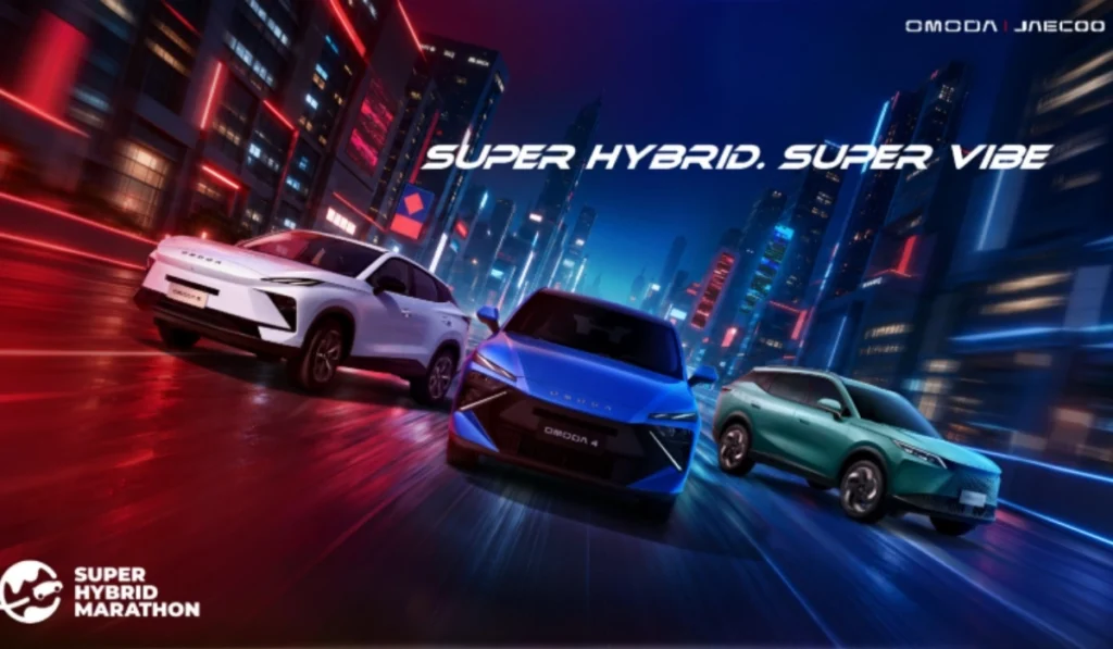 Modelos OMODA 4 SHS-H, OMODA 5 NEXT y OMODA 7 SHS-H circulando en una ciudad futurista bajo el lema Super Hybrid Super Vibe.